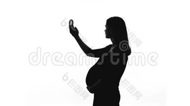<strong>孕妇照</strong>镜子，注意到三个月的美容变化